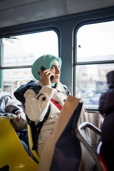 Mujer Musulmana Montando Transporte Público Ciudad —  Fotos de Stock