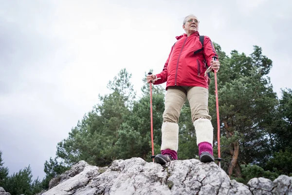 Framgångsrik Senior Kvinna Vandring Bergsbranten — Stockfoto