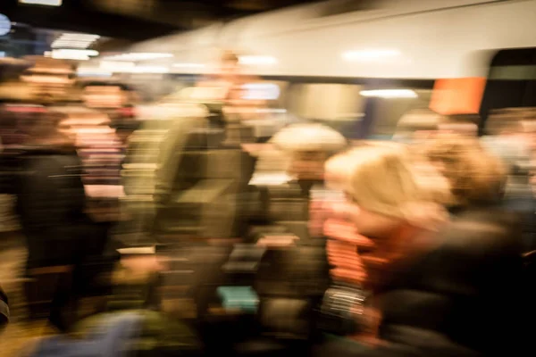 Zug Kommt Bahnhof Innenstadt Bewegung — Stockfoto