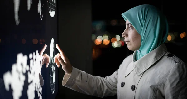 Muslim Woman Working Smart Infographic Screen — Stock Photo, Image