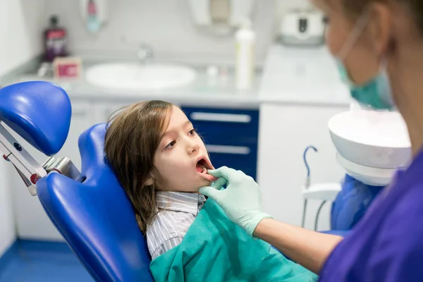 Мальчик Регулярной Стоматологической Проверки Клинике — стоковое фото