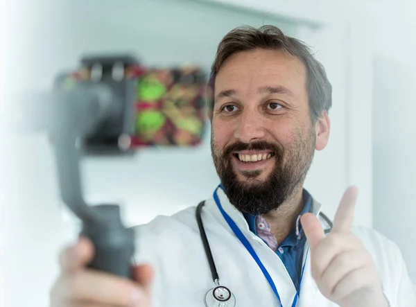 Doctor Talking Streaming Medical Content Online — Stock Photo, Image