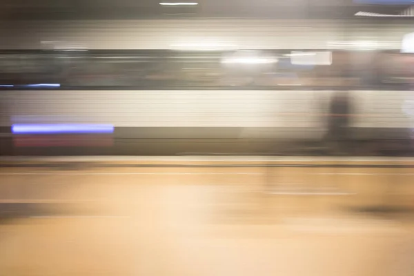 運転中のダウンタウン駅に来る列車 — ストック写真
