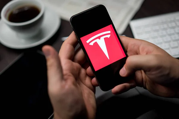 Nueva York Nueva York Estados Unidos 2019 Logo Tesla Iphone — Foto de Stock