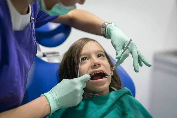在诊所定期进行牙科检查的男孩 — 图库照片
