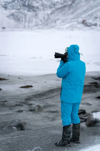 Profifotograf Einsatz Der Winterlichen Wildnis — Stockfoto