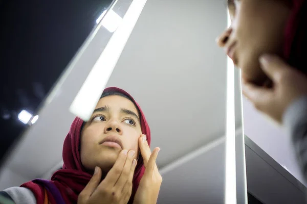 Menina Bonita Muçulmana Olhando Espelho Verificando Pele Rosto — Fotografia de Stock