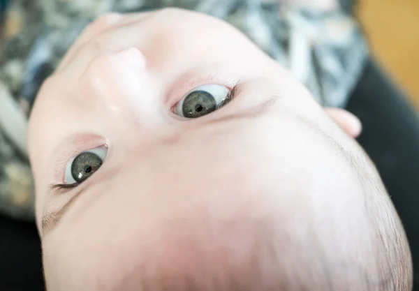 Close Pequeno Bebê Bonito Com Olhos Verdes — Fotografia de Stock