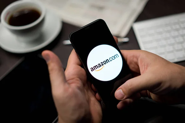 New York New York Usa 2019 Ofisteki Iphone Üzerindeki Amazon Stok Resim