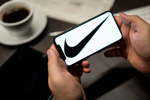 Nova Iorque Nova Iorque Eua 2019 Logo Nike Iphone Mãos Fotografias De Stock Royalty-Free