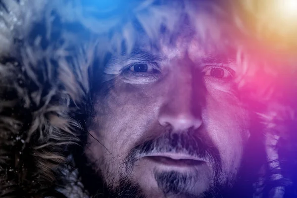 带镜头照明弹的冬季男子探险家 图库图片