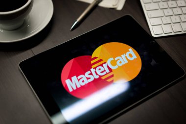 New York, New York / Usa - 11 11 11 2019: İPad Air2 'nin ofis masasındaki Mastercard logosu