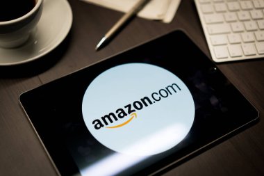 New York, New York / Usa - 11 11 11 2019: İPad Air2 'deki Amazon logosu ofis masasında