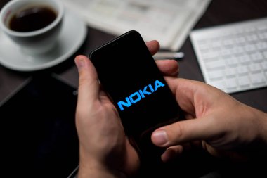 New York, New York / Usa - 11 11 11 2019: Ofisteki iPhone X üzerindeki Nokia logosu