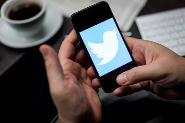 New York, New York / Usa - 11 11 11 2019: Ofisteki iPhone X üzerinde Twitter logosu