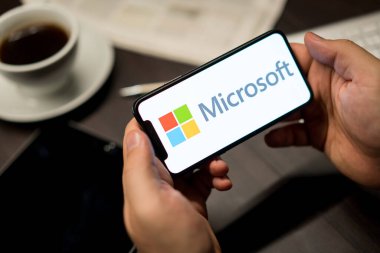 New York, New York / Usa - 11 11 11 2019: Ofisteki iPhone X üzerindeki Microsoft Windows logosu