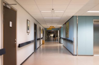 Modern hastanenin kapalı koridoru.