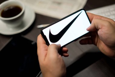New York, New York / Usa - 11 11 11 2019: Ofisteki iPhone X üzerinde Nike 'ın logosu
