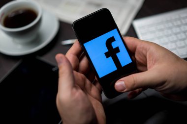 New York, New York / Usa - 11 11 11 2019: Ofisteki iPhone X üzerinde Facebook logosu