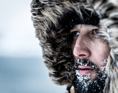 Kuzey Kutbu 'nda kış seferine çıkan bir adam.