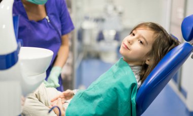 Klinikte Düzenli Diş Kontrolündeki Çocuk