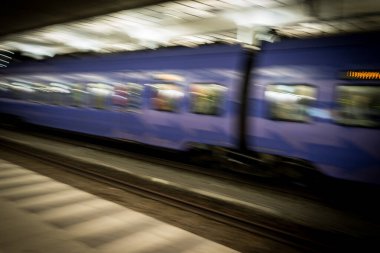 Şehir merkezindeki tren hareket halinde.