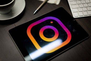 New York, New York / Usa - 11 11 11 2019: İPad Air2 'deki Instagram logosu ofis masasında