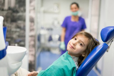 Klinikte Düzenli Diş Kontrolündeki Çocuk