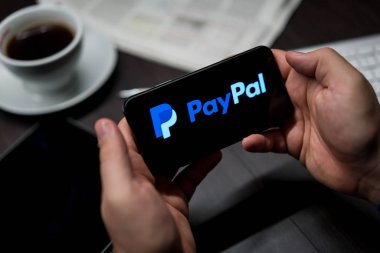 New York, New York / Usa - 11 11 11 2019: Ofisteki iPhone X üzerinde Paypal logosu