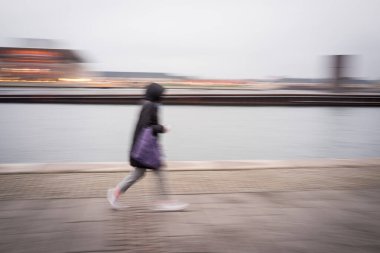 Akşamları kalabalık ve hareketli insanlar.