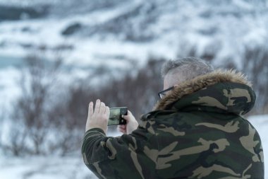 Erkek kış turisti, kar doğasında.