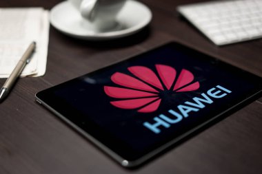 New York, New York / Usa - 11 11 11 2019: İPad Air2 'de Huawei logosu ofis masasında