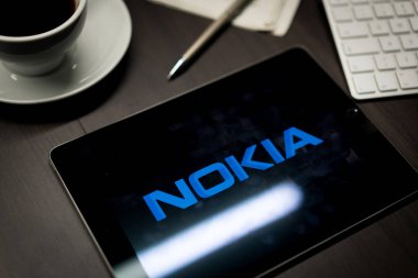 New York, New York / Usa - 11 11 11 2019: İPad Air2 'deki ofis masasında Nokia logosu