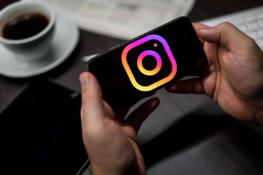 New York, New York / Usa - 11 11 11 2019: Ofisteki iPhone X üzerinde Instagram logosu