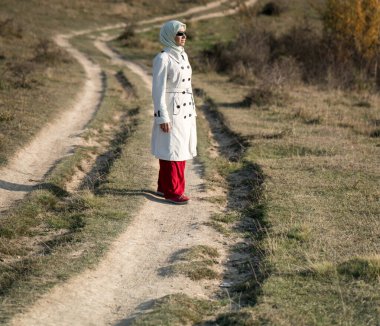 Şapkalı adam güneşli bir günde ormanda yürüyordu. Çocuk çok büyük.