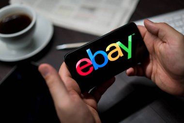 New York, New York / Usa - 11 11 11 2019: Ofisteki iPhone X üzerindeki Ebay logosu