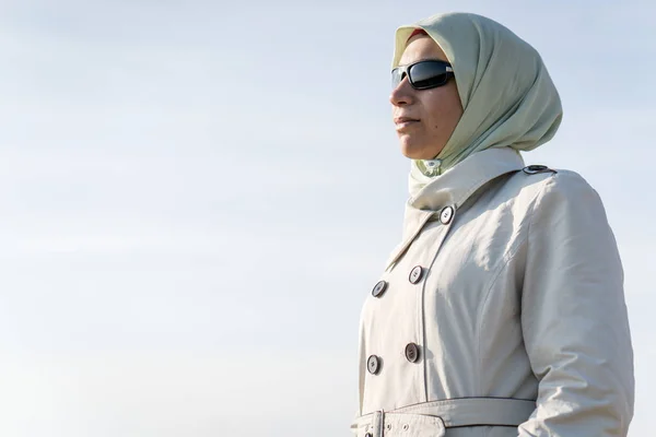 Hermosa Mujer Musulmana Usando Hijab Pie Desierto Mirando Cámara — Foto de Stock
