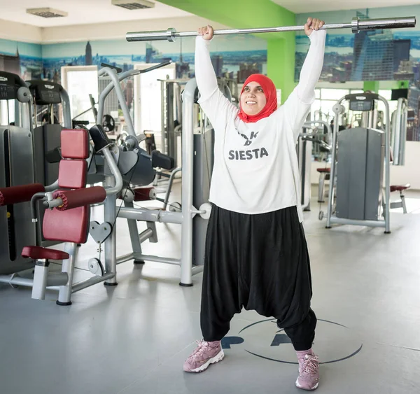 Arabische Frau Trainiert Aktiv Fitnessstudio — Stockfoto