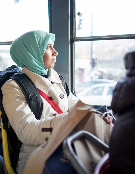 市内の公共交通機関に乗るイスラム教徒の女性 — ストック写真