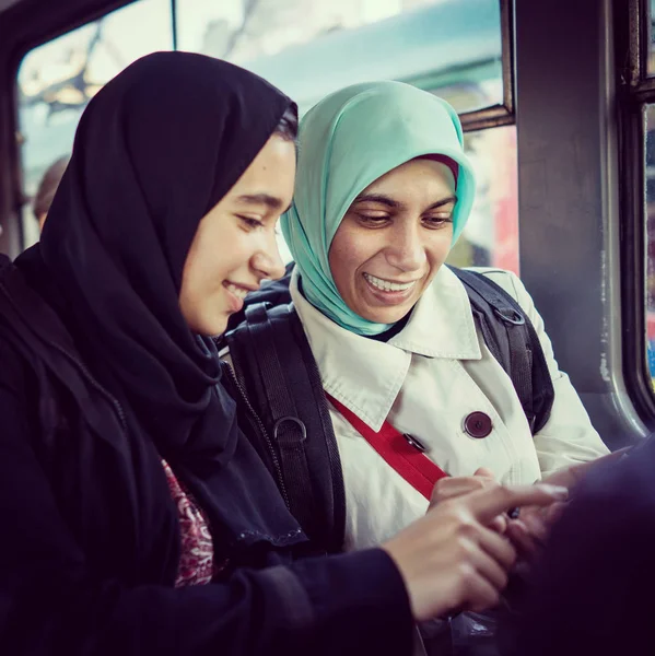 母亲和女儿在城市乘坐公共交通工具 — 图库照片