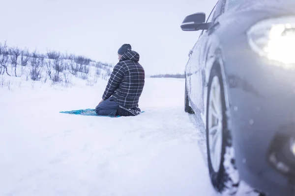 Muslim traveler praying in winter mountain — Stock Photo, Image