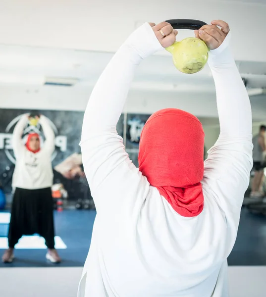 在健身房锻炼的阿拉伯妇女 — 图库照片
