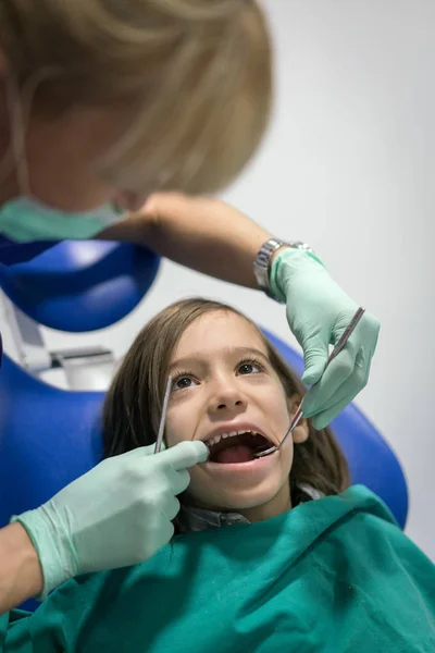 Klinikte Düzenli Diş Kontrolündeki Çocuk — Stok fotoğraf