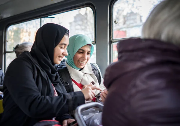 Mor Och Dotter Rider Kollektivtrafik Staden — Stockfoto