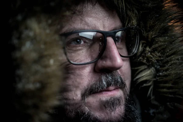 Winter Man Explorer Met Bont Jas Portret Klaar Voor Avontuur — Stockfoto
