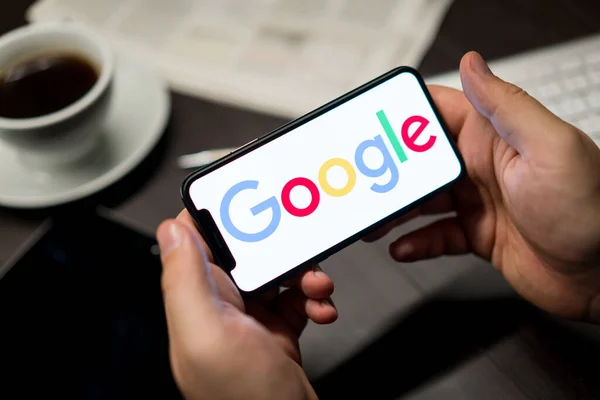 Nova Iorque Nova Iorque Eua 2019 Logo Google Iphone Mãos — Fotografia de Stock