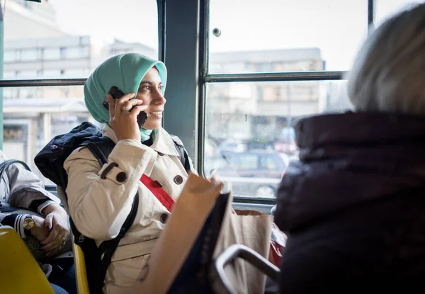 Moslim Vrouw Rijden Openbaar Vervoer Stad — Stockfoto