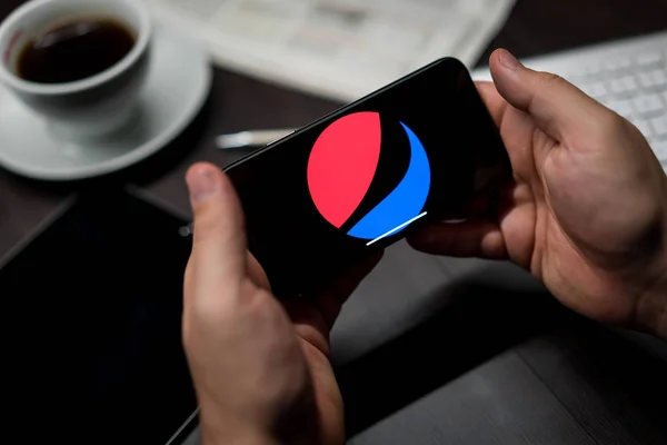 New York New York Usa 2019 Logo Pepsi Iphone Руках — стокове фото