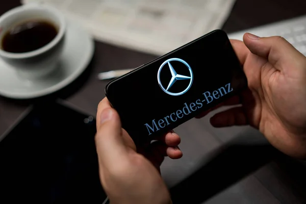 Нью Йорк Нью Йорк Сша 2019 Логотип Mercedes Iphone Руках — стоковое фото