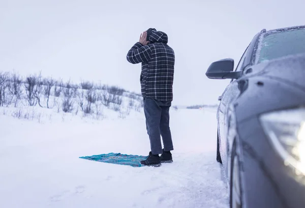 Muslim traveler praying in winter mountain — Stock Photo, Image